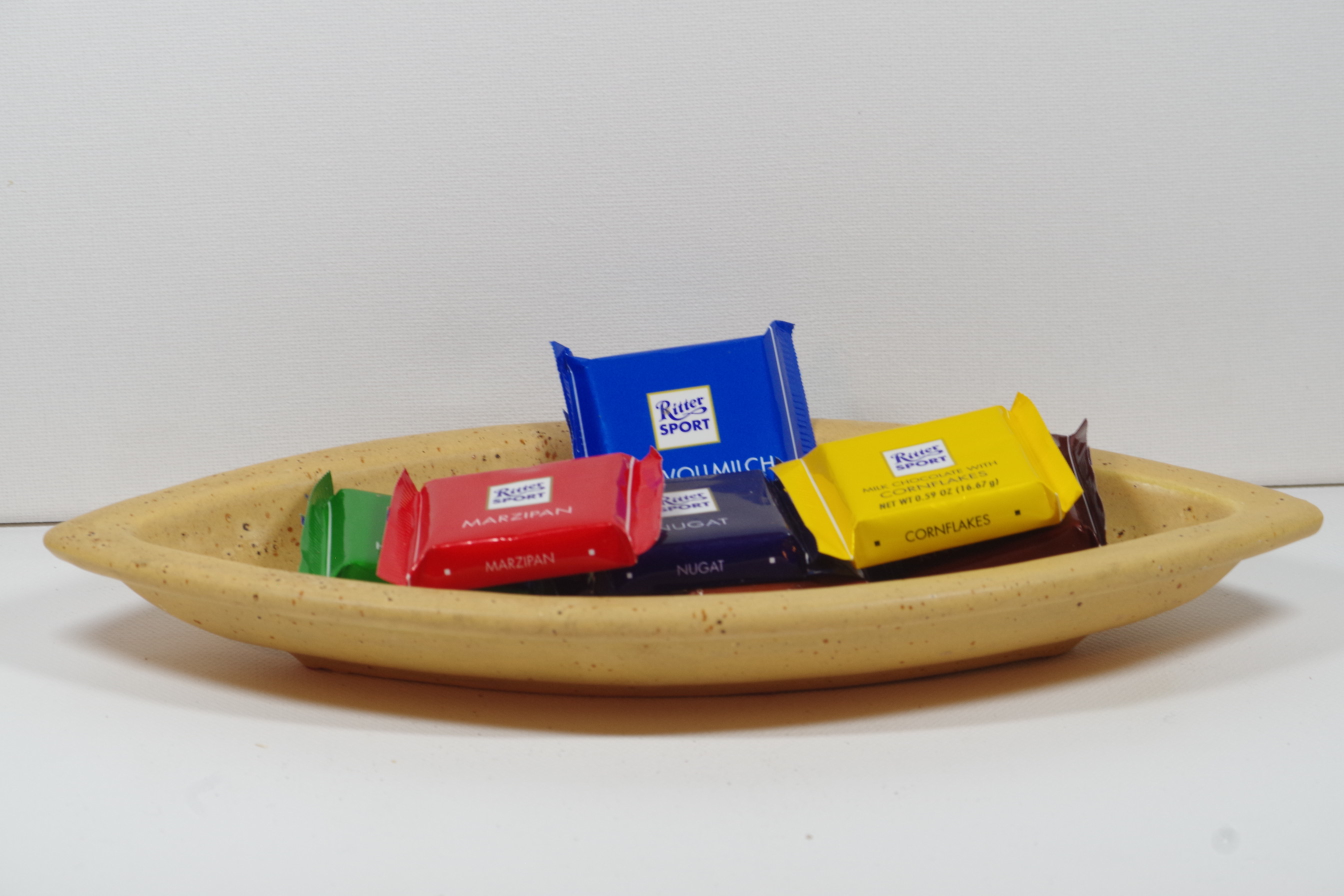 Servierplatte/Schiffchen, kürbisgelb mit braunen Sprenkeln, 26 cm x 11 cm